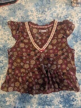 SO Floral Sheer Cropped Lace-Trim Blouse in Wine and Olive